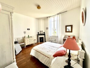 1 bedroom, iron/ironing board, Internet - Charme d'Arès - ARES - Gîte (ARES)