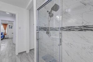 Hair dryer, towels, soap, toilet paper - Beautiful Luxury Retreat in Downtown Houston minutes to NRG/UT/Med Ctr/Zoo/ UH (Houston)