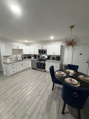Private kitchen - Beautiful Luxury Retreat in Downtown Houston minutes to NRG/UT/Med Ctr/Zoo/ UH (Houston)