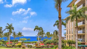 Ein Resort mit Pool, Palmen und Blick auf den Ozean.
