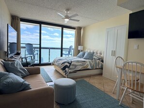 Living area - Stunning Ocean View Studio at the Golden Sands (Ocean City)