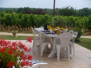 Outdoor dining - GITE CLOS L'EGLISE - PUISSEGUIN (PUISSEGUIN)