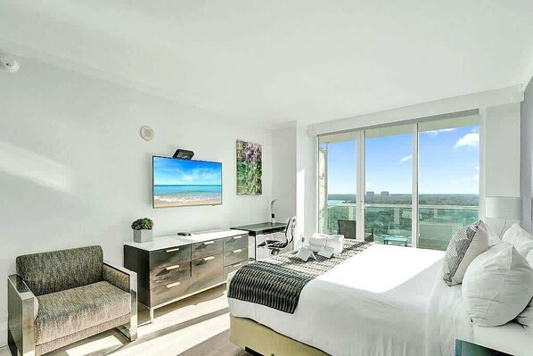 2 bedrooms, WiFi, bed sheets - 17th-Floor Coconut Grove | 2 Suites & Pool (Miami)
