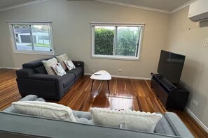 Living area - Convenient&Spacious/freeParking3Bed2Bath/BigFamily (Cannon Hill)