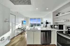 Coffee/tea maker, fridge, microwave, oven - 20th Floor 2BR Suite w/ Bay Views & Kitchen (Miami)