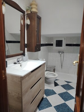 Dusche, Whirlpool, Haartrockner, Bidet