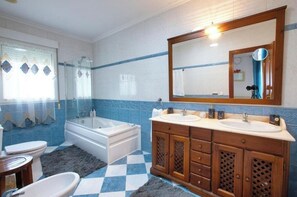Dusche, Whirlpool, Haartrockner, Bidet
