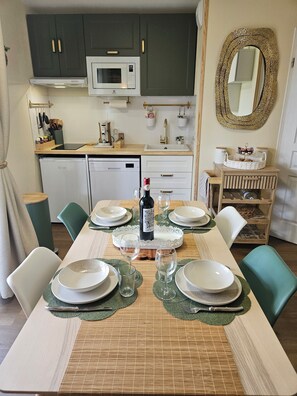 Micro-ondes, plaque de cuisson, lave-vaisselle, serviettes en papier
