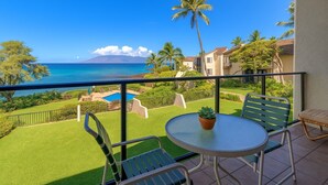 Ein Balkon mit Meerblick, ein Pool und ein kleiner Garten.