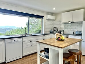Fridge, microwave, oven, stovetop - Panoramic Healesville Retreat in the heart of the Yarra Vallley Wine Region (Healesville)