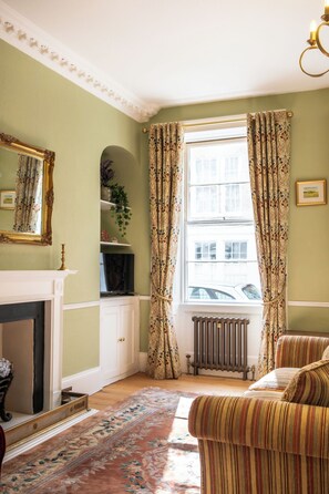 Living area - Stunning 1 Bedroom Flat in Central Bath (Bath)