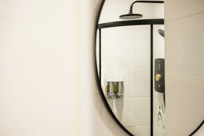 Bathroom - Stunning 1 Bedroom Flat in Central Bath (Bath)