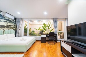 Premium bedding, down duvets, pillow-top beds, individually decorated - BMC BUILDING (thanh pho Ho Chi Minh)