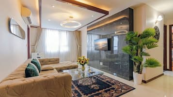 Deluxe Apartment, 3 Bedrooms, Smoking, Pets allowed | Room amenity