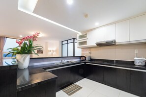 Superior Penthouse, City View | Private kitchen | Full-size fridge, microwave, oven, stovetop - BMC BUILDING (thanh pho Ho Chi Minh)