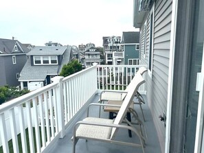 Property grounds - Spacious 5BR Ocean City Retreat – Sleeps 12, Deck, Garage & Beach Gear. Perfect for Families (Ocean City)
