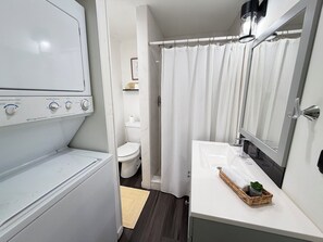 Bathroom - Excellent 1-bedroom apartment with AC in charming Pensacola (Pensacola)