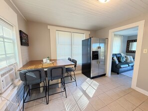 Interior - Excellent 1-bedroom apartment with AC in charming Pensacola (Pensacola)