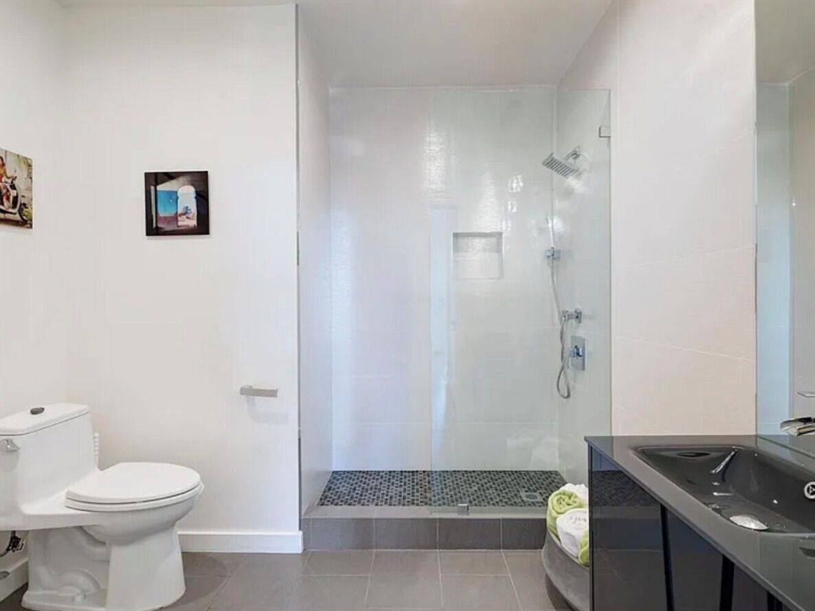 Un baño con inodoro, ducha y lavamanos.