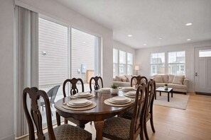 Dining - Peaceful Belgrade retreat near BZN and Yellowstone (Belgrade)