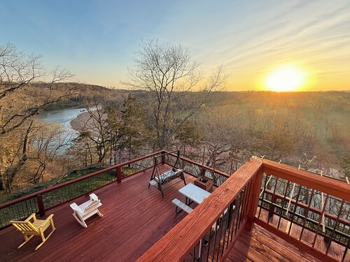 Riverfront home with amazing views:  perfect for couples for groups-sleeps 11