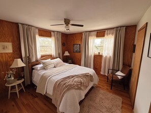 4 bedrooms, desk, free WiFi, bed sheets - Riverfront home with amazing views:  perfect for couples for groups-sleeps 11 (Berryville)