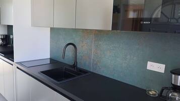 Refrigerador, microondas, lavavajillas y utensilios de cocina