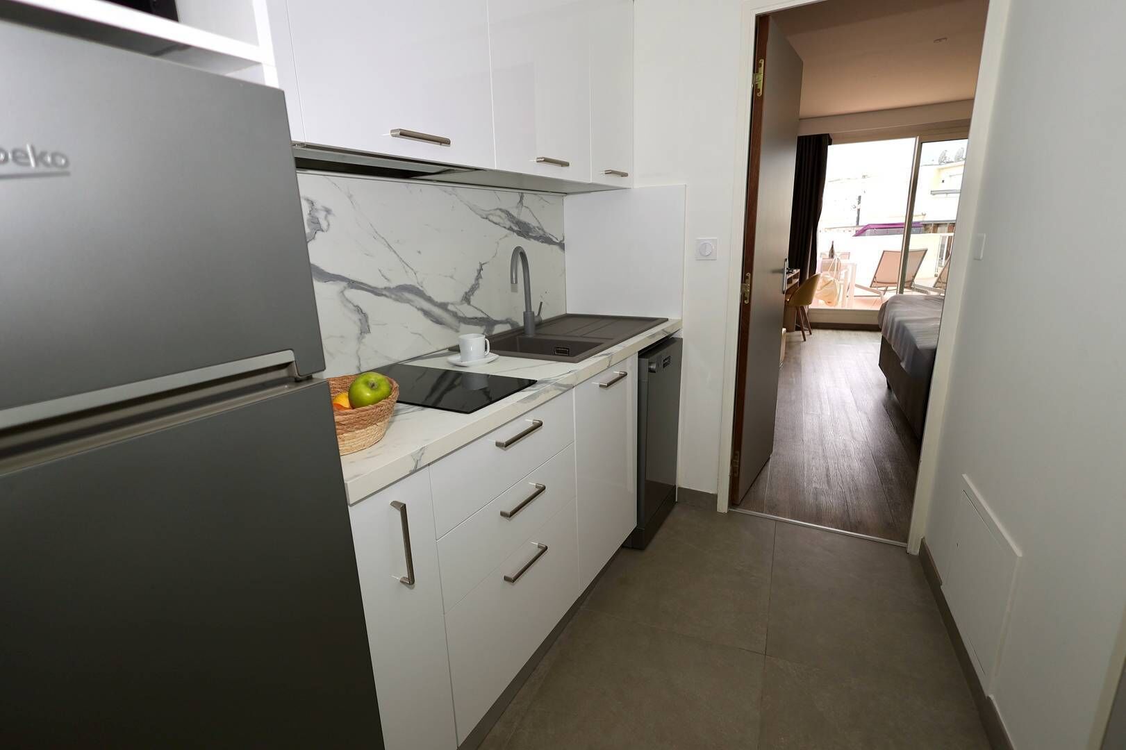 Kylskåp, mikrovågsugn, diskmaskin och grytor/köksredskap