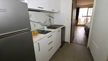 Kylskåp, mikrovågsugn, diskmaskin och grytor/köksredskap