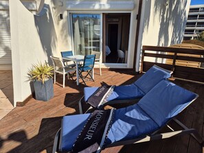 A patio with two lounge chairs, a table, and chairs. - Le Jardin d'Eden - Suite Junior Luxe 139 with large terrace - 2 people (AGDE)