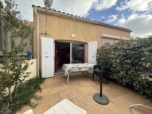 Outdoor dining - CAP D'AGDE - MONT ST MARTIN // Réf 0314 (CAP D'AGDE)