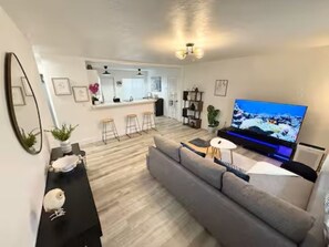 Smart TV - Welcome to La Casita, your private and cozy escape in the heart of North Miami🌴✨ (Miami)