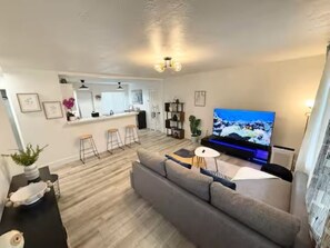 Living area - Modern Private Casita in Miami. Stylish, Clean & Peaceful (Miami)