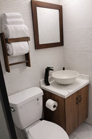 Hair dryer, towels, soap, toilet paper - Business-Ready Studio in New Kingston Fast WiFi + AC (Kingston)