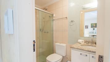 Apartment | Bathroom | Shower, hair dryer, towels, soap