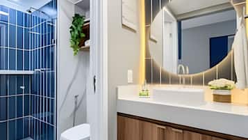 Apartamento | Banheiro | Chuveiro, toalhas de banho