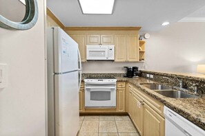 Private kitchen - Beachfront Bliss 1807-Gulf Front-Sleeps 6 (Panama City)