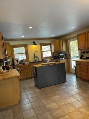 Private kitchen - 3-bedroom house in Tunbridge on river with large kitchen and ac (Tunbridge)