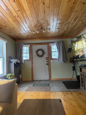 Interior - 3-bedroom house in Tunbridge on river with large kitchen and ac (Tunbridge)