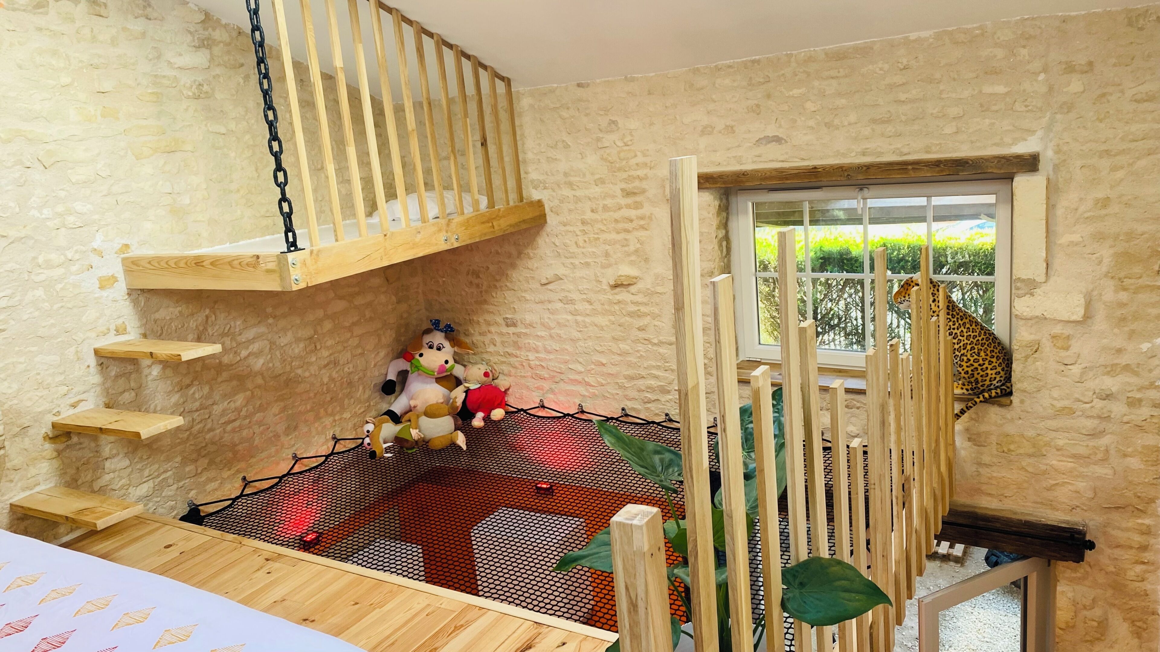 6 bedrooms, iron/ironing board, WiFi, bed sheets