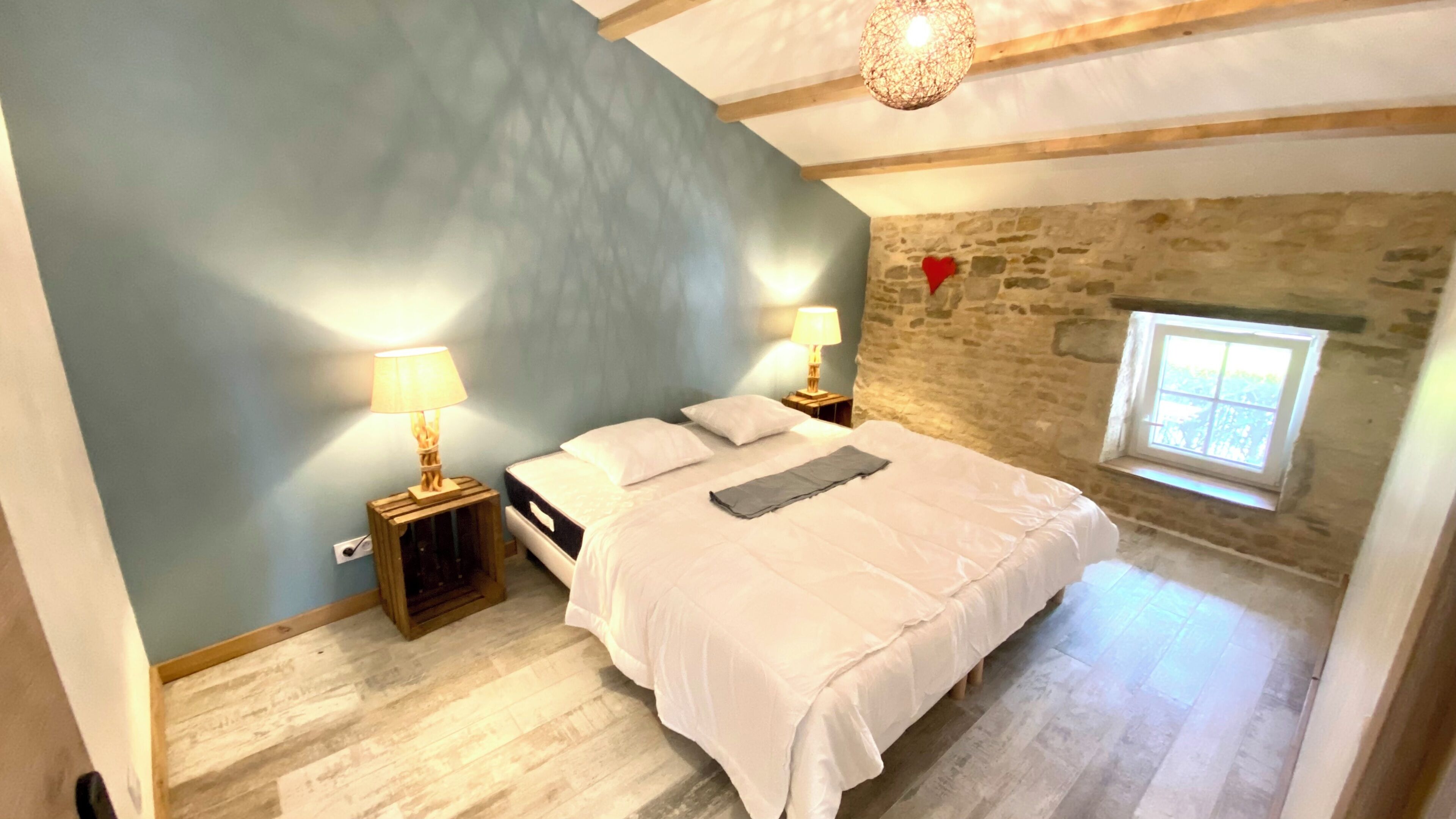 6 slaapkamers, een strijkplank/strijkijzer, wifi, beddengoed