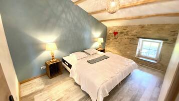 6 slaapkamers, een strijkplank/strijkijzer, wifi, beddengoed