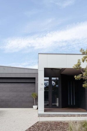 Exterior - Karkalla Beach House - Linen Inc, Pet Friendly (Bass Coast)