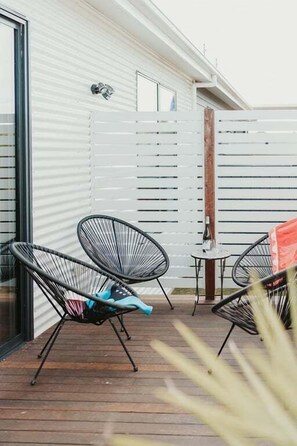 Terrace/patio - Karkalla Beach House - Linen Inc, Pet Friendly (Bass Coast)