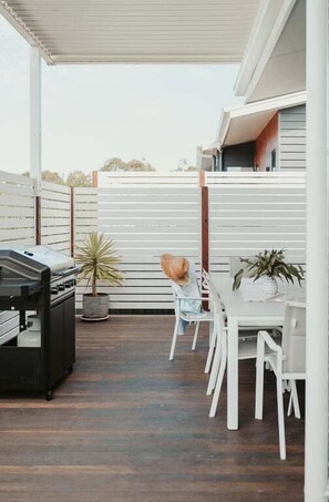 Outdoor dining - Karkalla Beach House - Linen Inc, Pet Friendly (Bass Coast)
