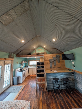 Private kitchen. Horsemen's Hideout Cabin in Clark