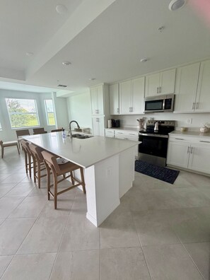 Private kitchen - Luxury Beach & Golf Retreat: New 2BR/2BA, Resort Amenities, 15 Mins to Beach! (Venice)