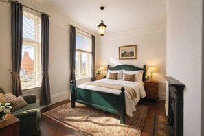 Desk, iron/ironing board, travel cot, WiFi - Elegant Period Flat • Racecourse Views • Free Parking • Self-Check-In (Northampton)