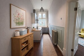 Fridge, microwave, oven, stovetop - Elegant Period Flat • Racecourse Views • Free Parking • Self-Check-In (Northampton)