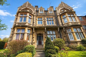 Exterior - Elegant Period Flat • Racecourse Views • Free Parking • Self-Check-In (Northampton)